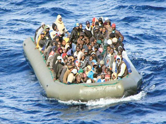 Italy rescues 900 as migrant flow continues