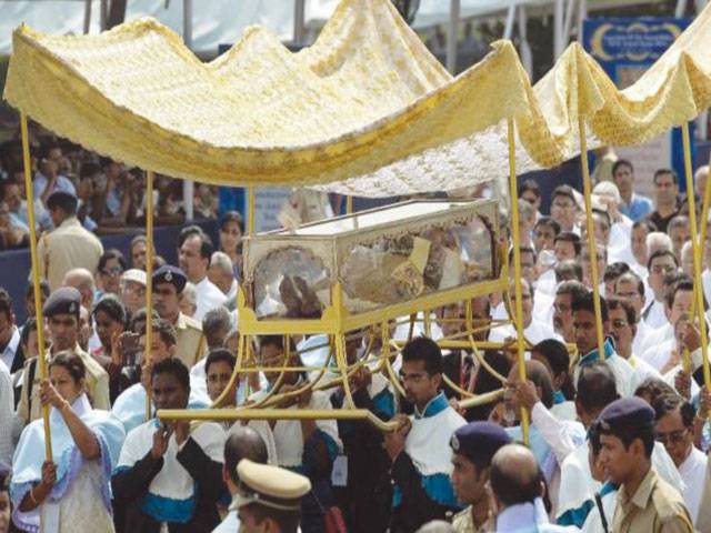 Thousands gather for rare view of saint’s relics