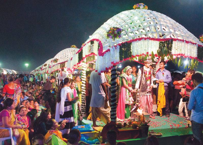 Indian tycoon throws mass wedding for fatherless women