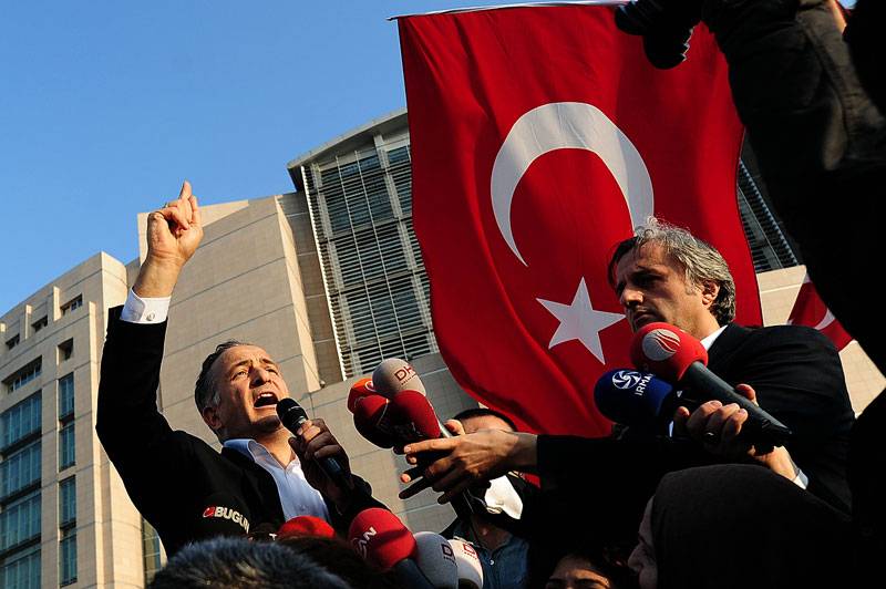  Editor-in-chief the Zaman newspaper, Turkey's waves to supporters