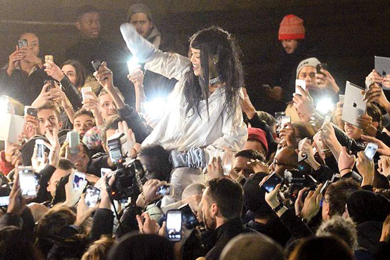 Rihanna mobbed by fans in France