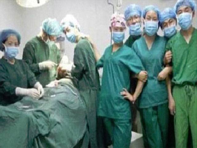 Seoul plastic surgery clinic probed over staff selfies