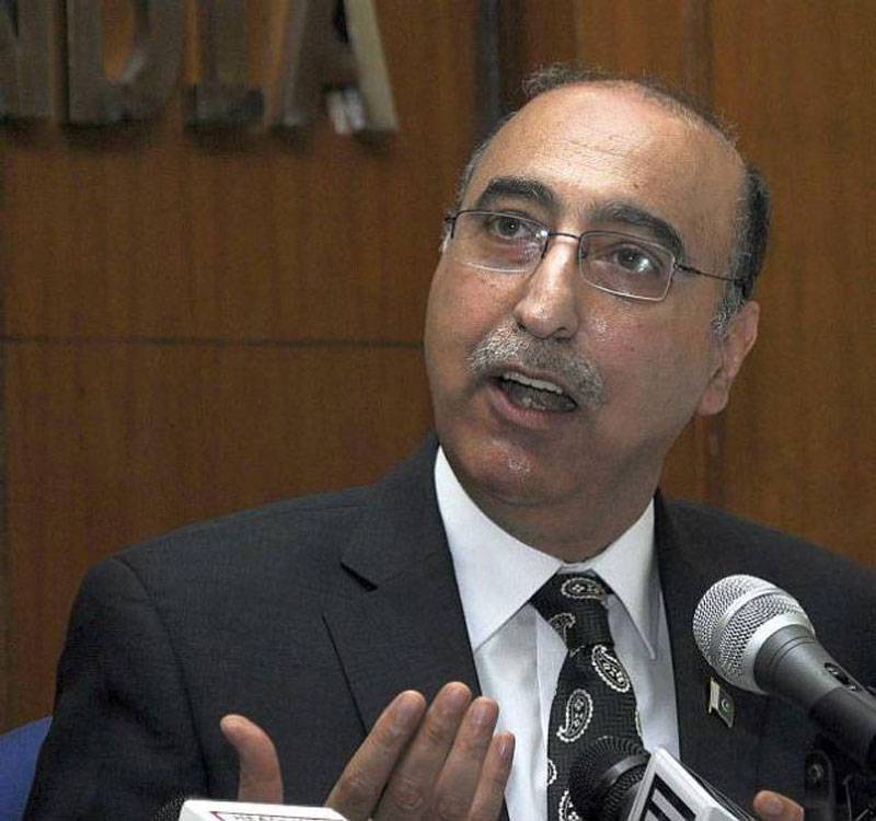 Basit takes up PIA staff visa issue with Delhi