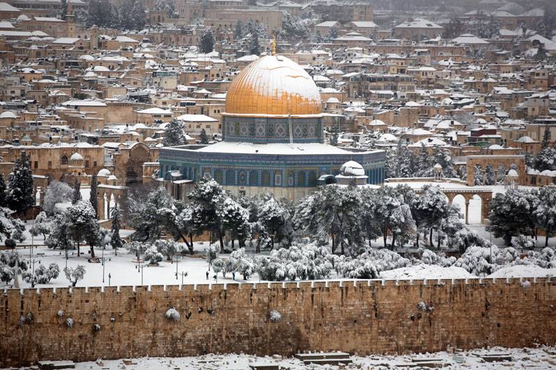  The Dome of the Rock mosque in the al-Aqsa mosque and the snow-covered in West Bank City 