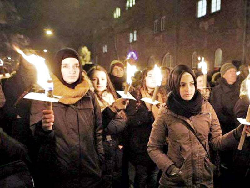 Norway Muslims form human ring around Oslo synagogue