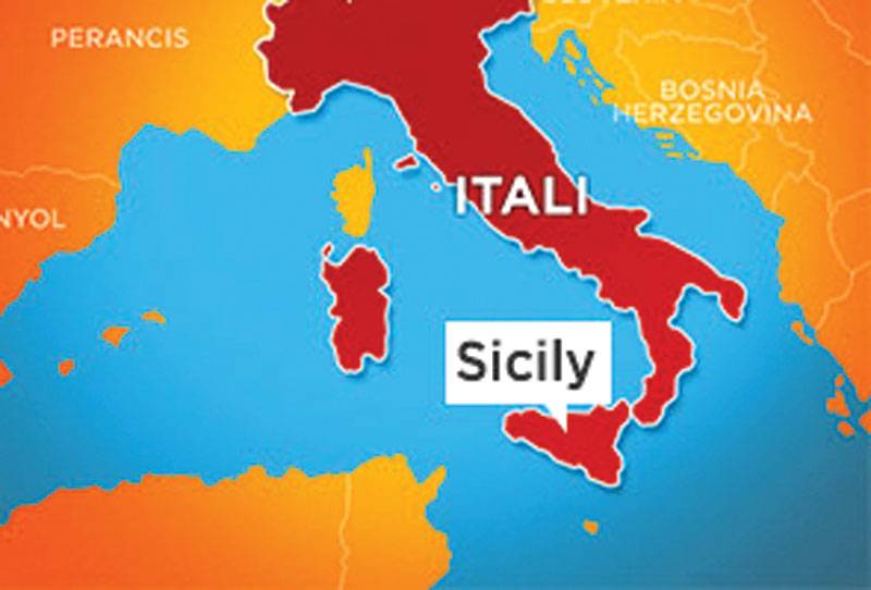 10 dead as migrant boat capsizes off Sicily