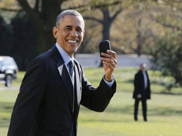 Obama says doesn’t text or have smart phone
