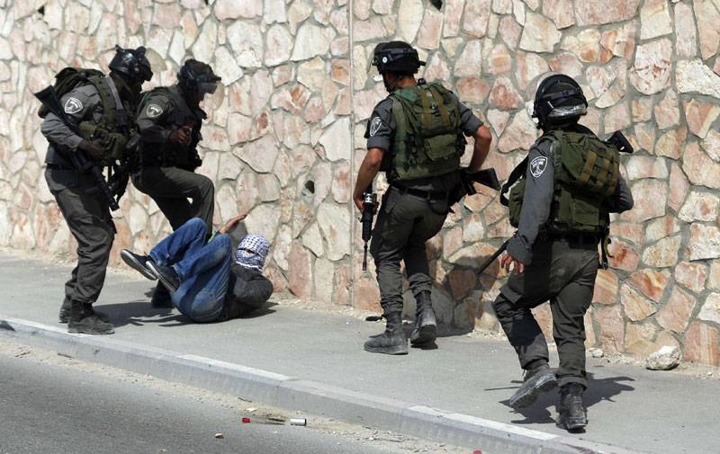 Israeli troops arrest Palestinians