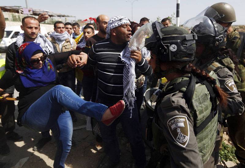 Israeli troops arrest Palestinians