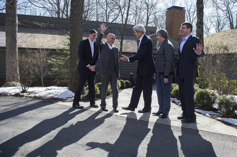 Johan Kerry talks with Afghan President in Camp David