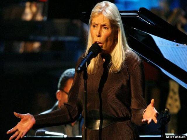 Joni Mitchell’s condition improves in hospital 