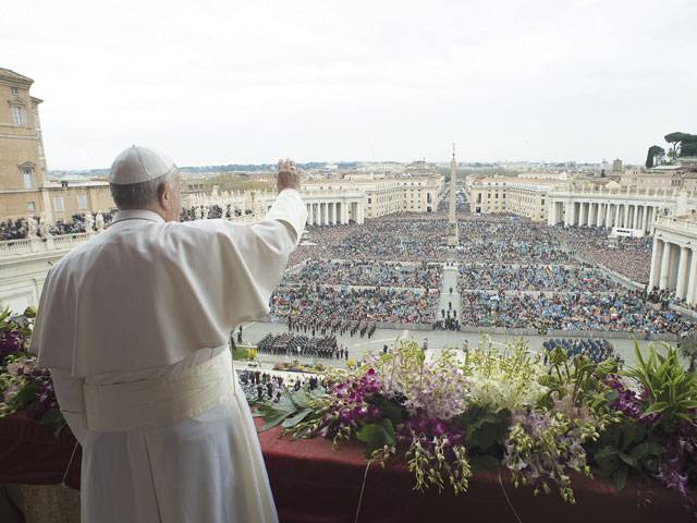 In Easter message, pope urges end to ‘absurd violence’