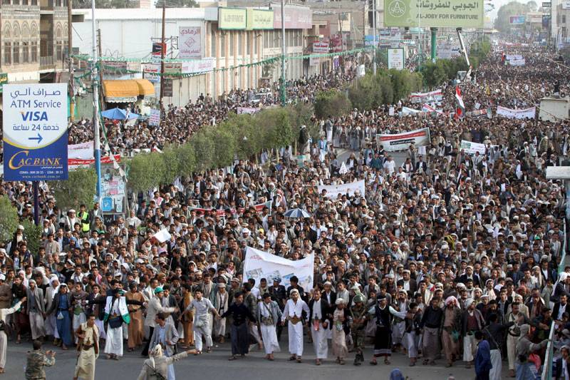 Houthi movement shout slogans