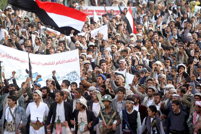 Houthi movement shout slogans
