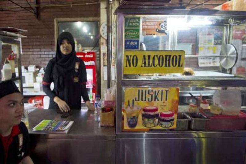 Indonesia cracks down on alcohol sales