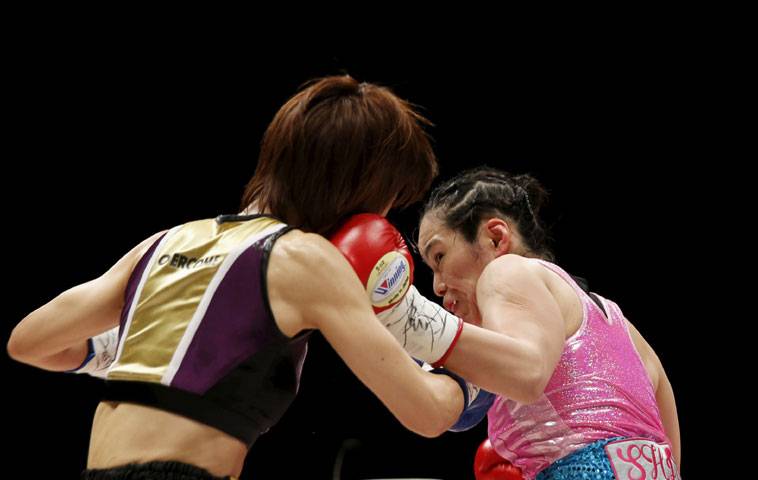  Women boxing
