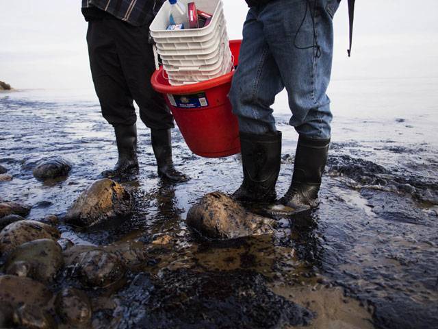 Ruptured pipeline spills oil on California coast