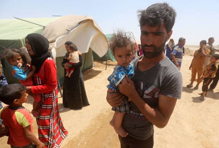 Iraqi families, who fled the city in Anbar