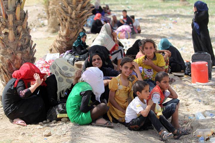 Iraqi families, who fled the city in Anbar