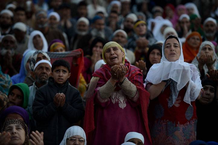 Kashmiri Muslims pray a holy relic in Srinagar