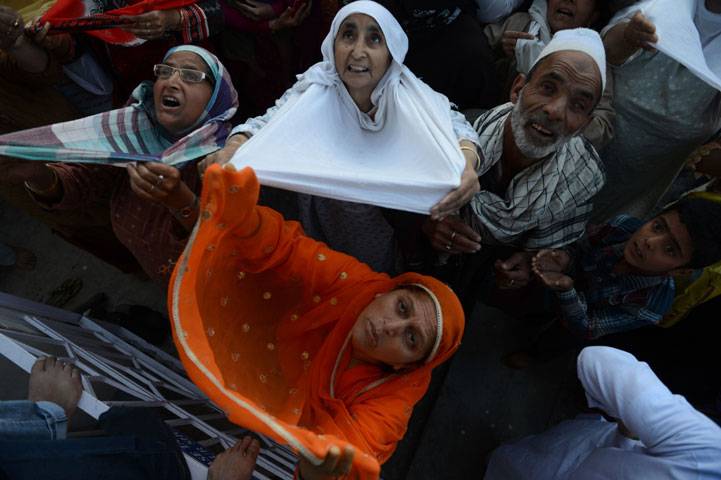 Kashmiri Muslims pray a holy relic in Srinagar