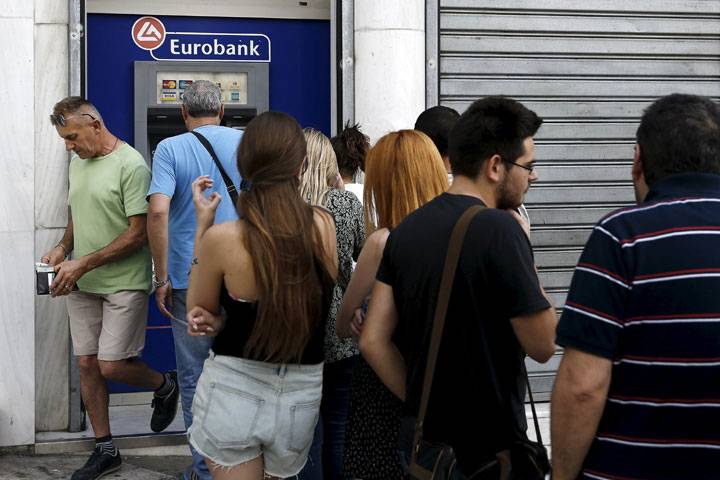 People line up to withdraw cash