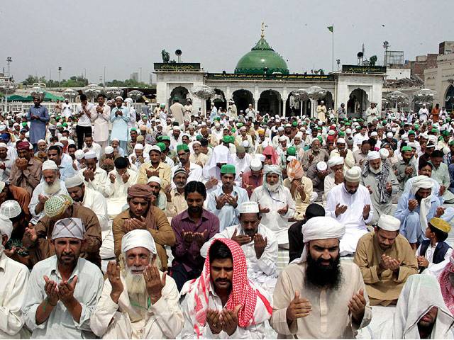 Faithful offering last Juma prayers in Jamia Masjid Data Darbar Lahore 