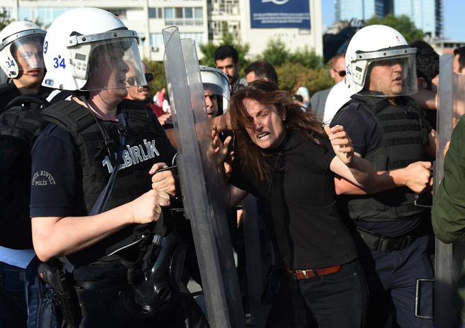 Turkish riot police clash with protesters in Istanbula in Turkish
