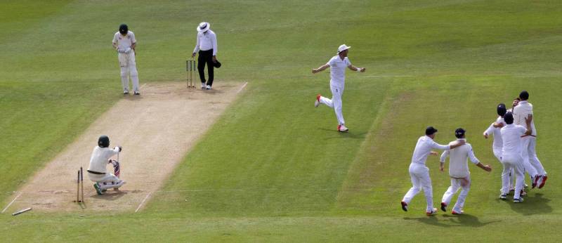Ruthless England snatch back Ashes