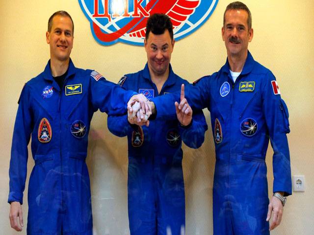 3-men crew reaches ISS 