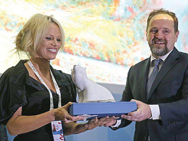 Pamela Anderson urges Russia to save whales