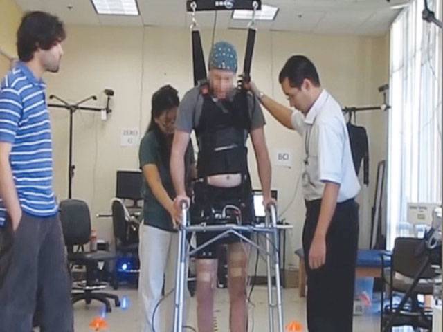 Brain-computer link enables paralysed US man to walk 