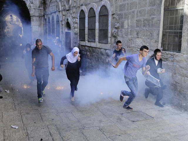Palestinian protesters run away
