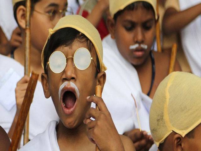 Students in Gandhi dress create Guinness record