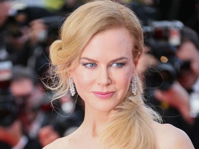Kidman's play stopped as co-star collapses