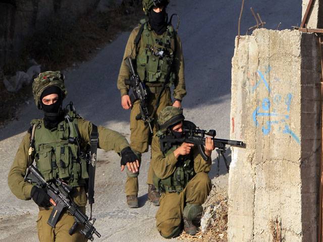  Palestinian protesters hurl rocks at Israeli soldiers