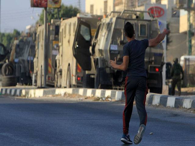  Palestinian protesters hurl rocks at Israeli soldiers