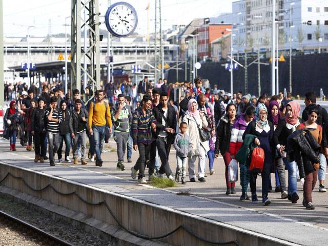 Some 300 migrants arrive