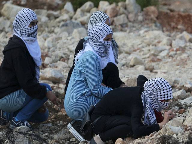 Palestinian girls clashes with Israeli troops1
