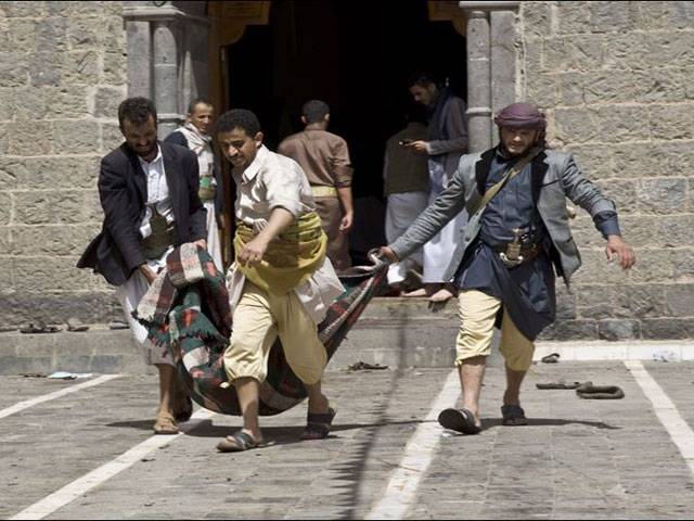 Worshippers killed as bomb hits Yemen mosque 