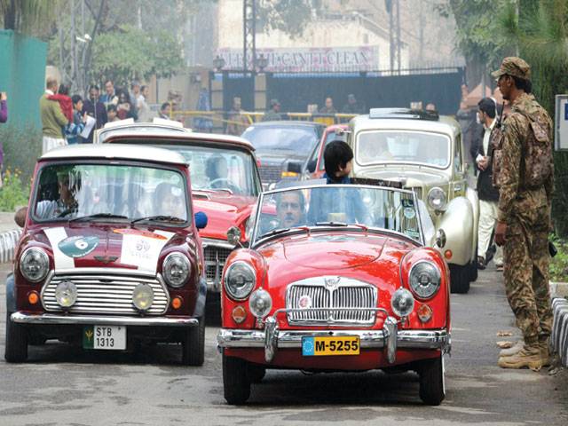 Peshawarites accord warm welcome to Karachi-to-Khyber Vintage Car Rally 