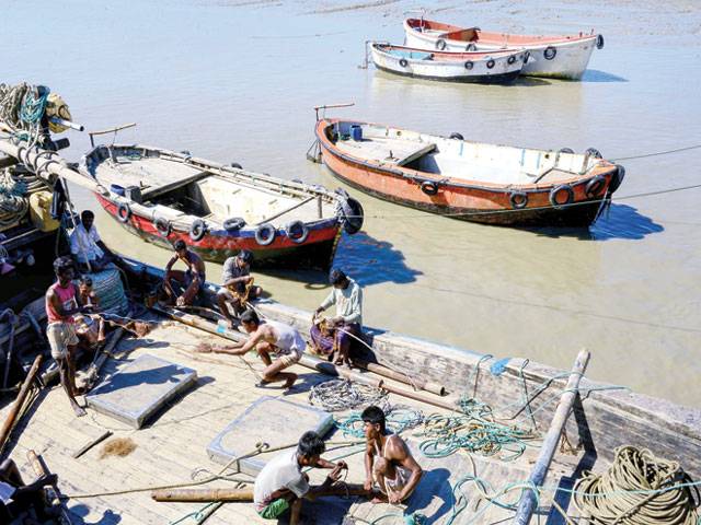 Bangladesh island losing battle to stem climate tide