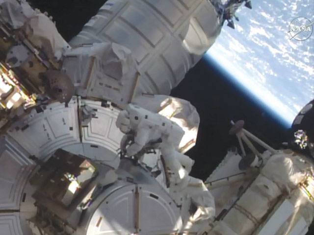 Astronauts fix ISS’ stuck rail car 
