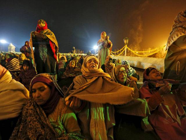 Kashmiri Muslims raise their arms1