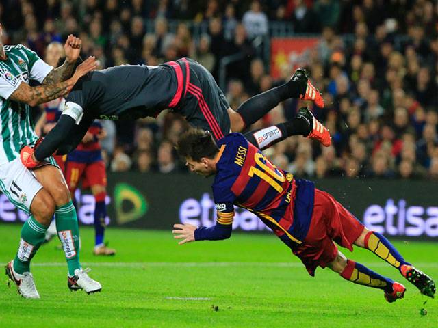 Messi hits 500 in style, Ronaldo double saves Madrid