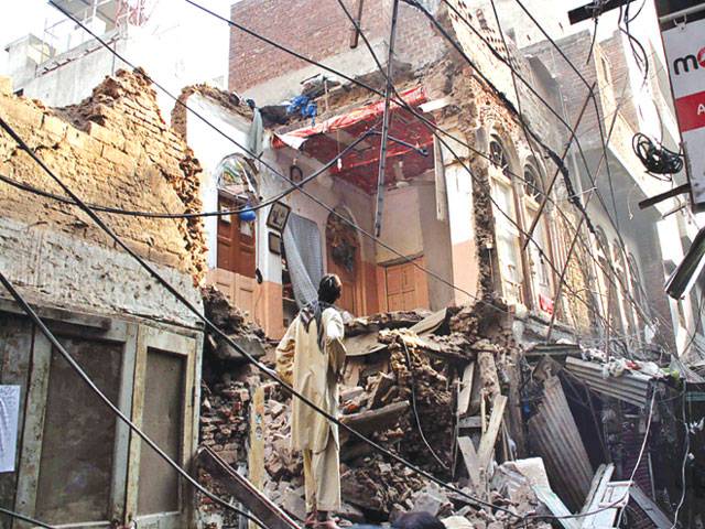 ‘Dangerous building’ collapses in Walled City