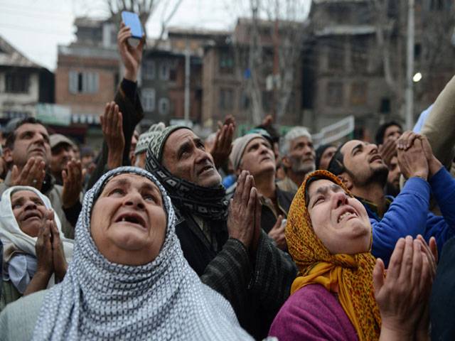 Kashmiri Muslims offer prayers