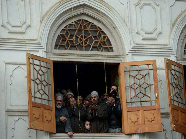 Kashmiri Muslims offer prayers