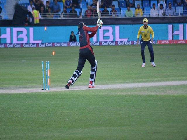 Peshawar bowlers trample Lahore Qalandars