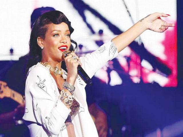 Rihanna delays tour after illness 